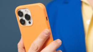 IPhone blanc avec une coque orange