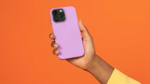 Iphone vert avec une coque rose