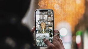 Femme qui prend une photo avec son IPhone